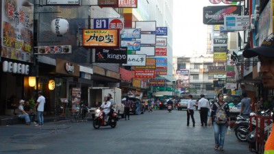 夫一人旅行は女性目当て?