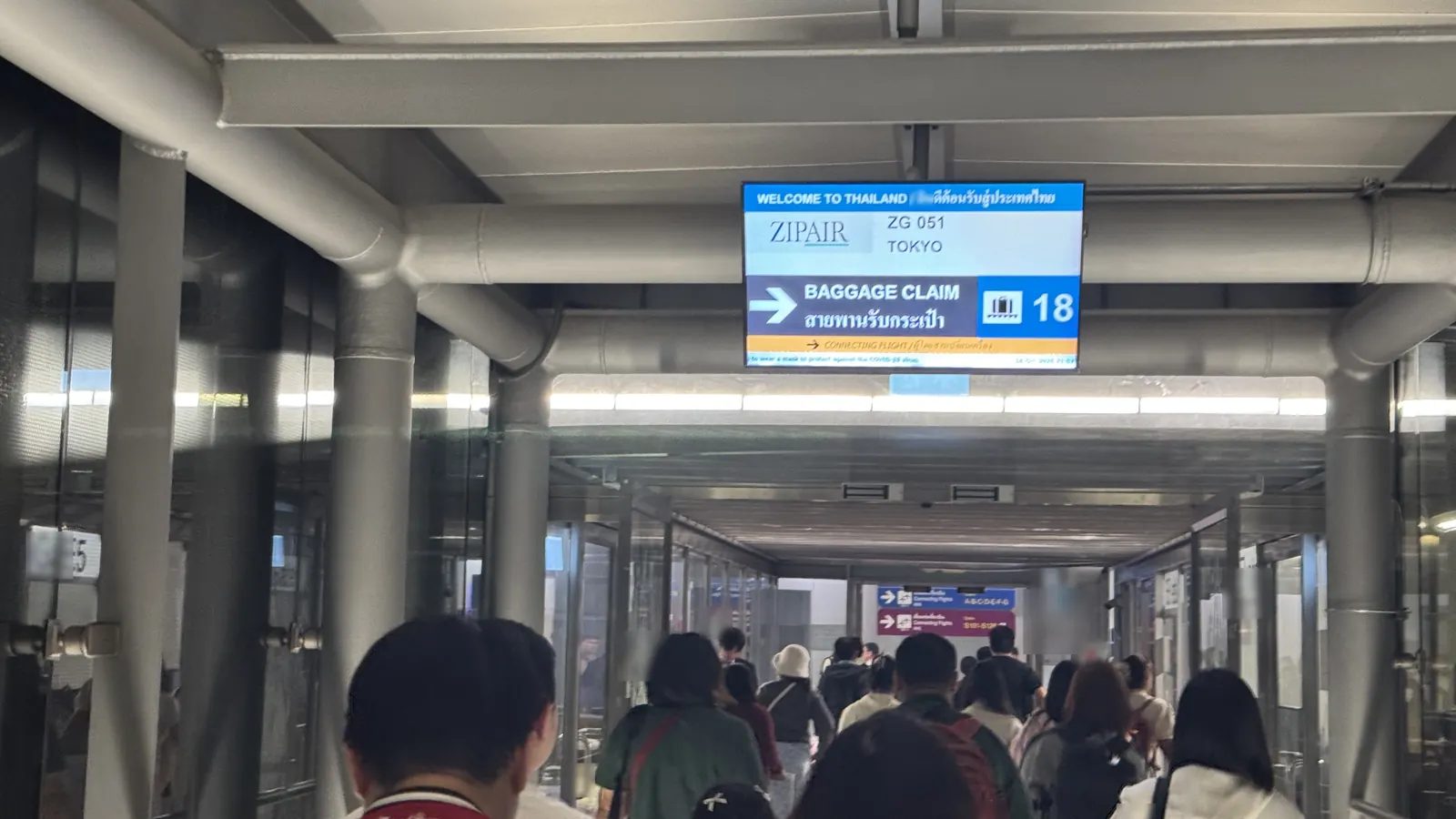 スワンナプーム空港の到着通路。WELCOME TO THAILANDの案内表示