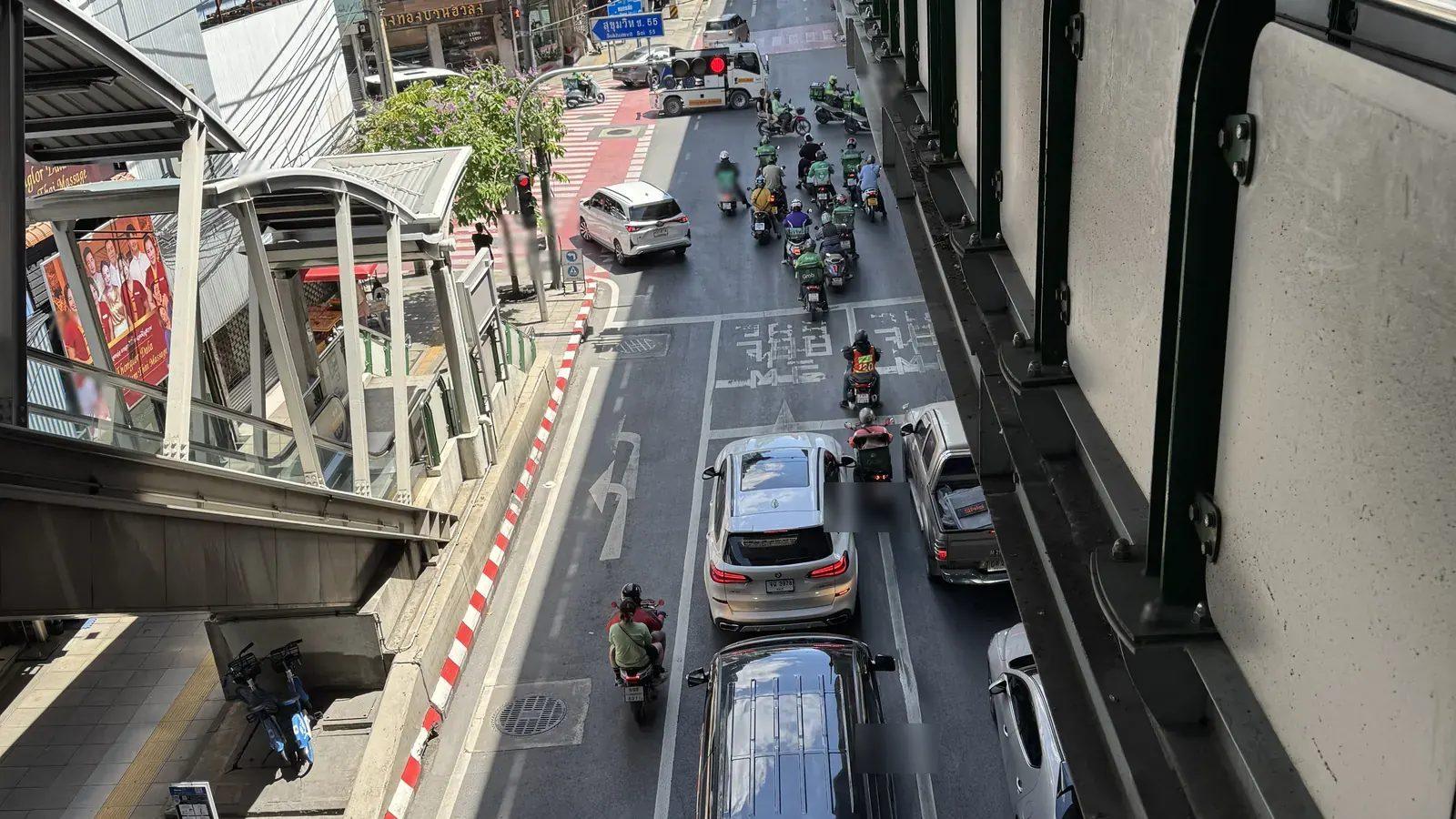 バンコク・エカマイのスクンビット通り。車列の間をすり抜けるバイクタクシー