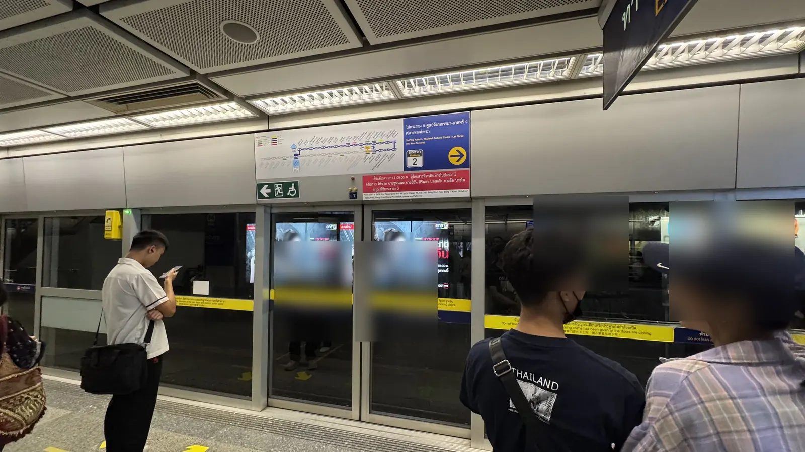 バンコクのMRT駅のホーム。ホームドアと、タイ語と英語の案内表示