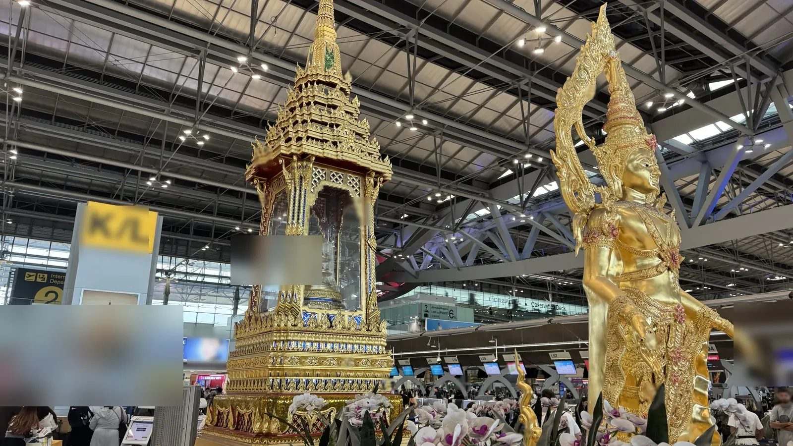 スワンナプーム空港の出発ロビーに置かれた金色のタイ様式の装飾