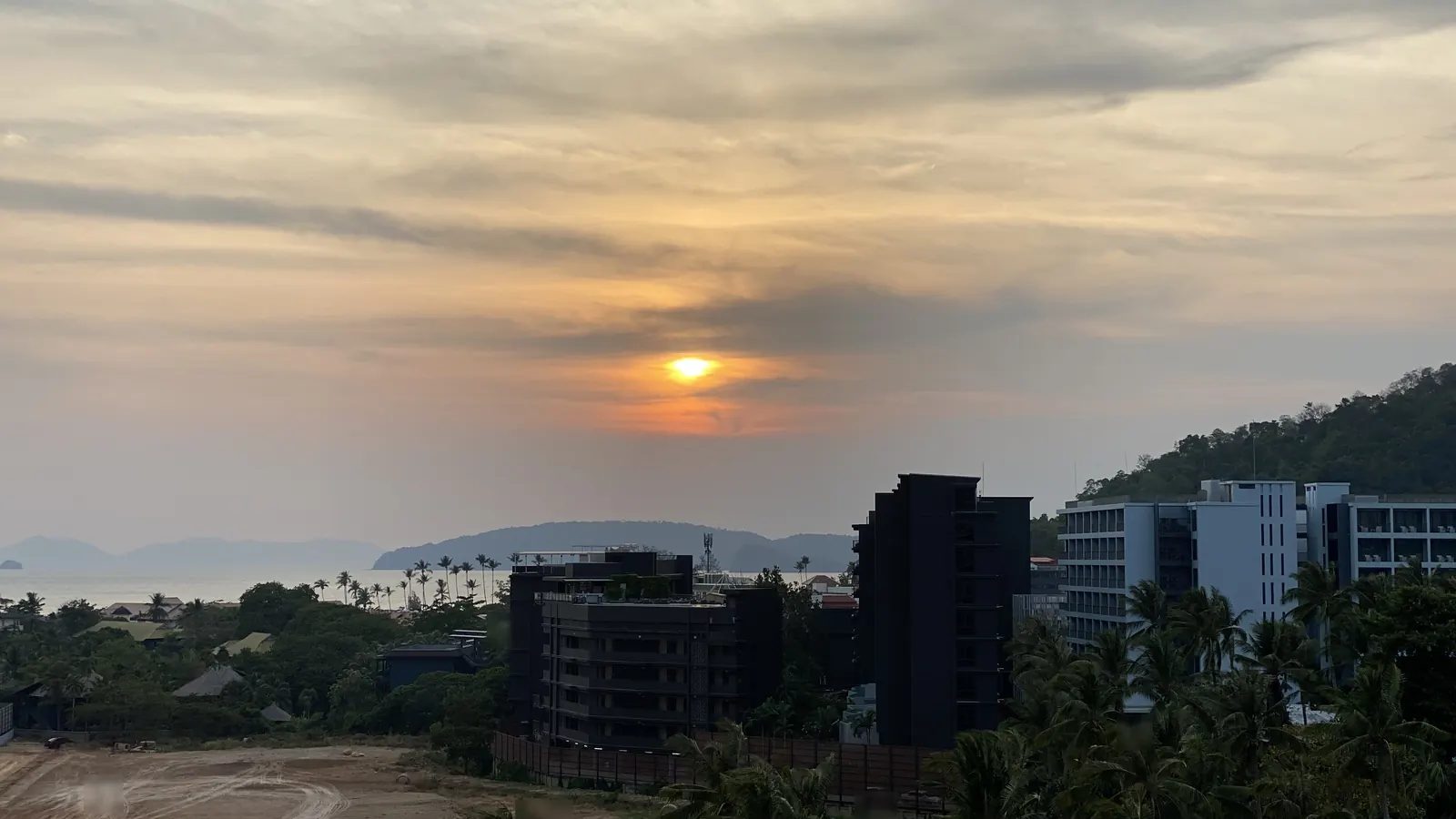 タイ南部の海沿い。夕日と、海を望むコンドミニアム群
